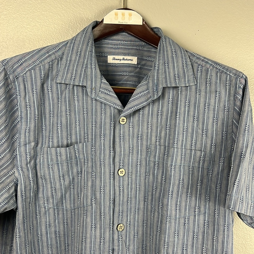 Tommy Bahama silk blend blue textured short sleeve buttoned up shirt - size L